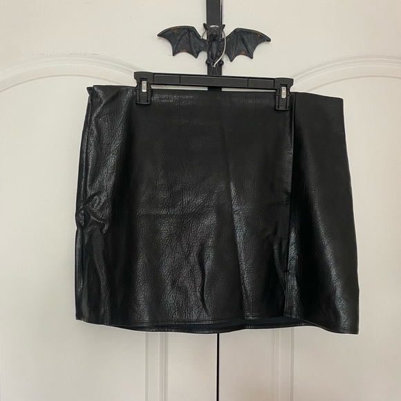 Old Navy Faux Leather Black Miniskirt Zipper Side, Elegant and Feminine NWT XL - Picture 4 of 11